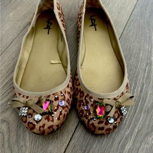 Leopard flats with stones, size 9. Runs small fits size 8.5.